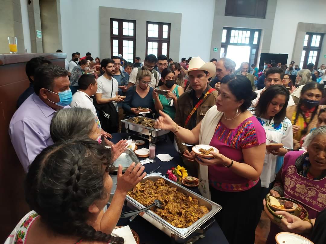 Receta de chiles capones entre finalistas de la convocatoria ¿A qué sabe la  patria? 2022 - Alternauta