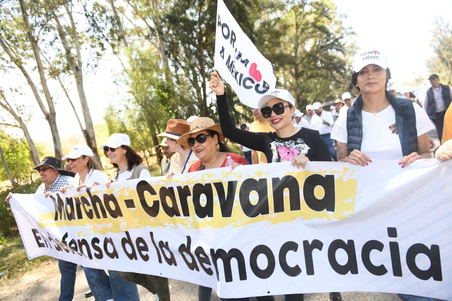 Caravana en defensa de la democracia llega a Indaparapeo