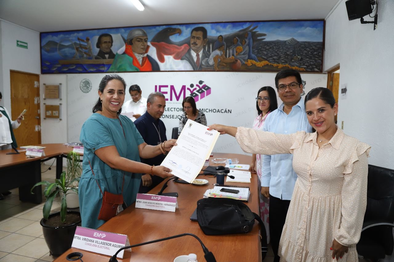 Luisa María Calderón recibe el registro.
