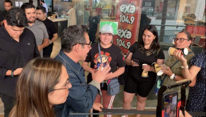 Yordi Rosado saludó a los asistentes a la apertura de su negocio Fatburger.