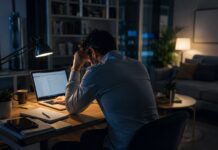 La jornada laboral se extiende más allá de la oficina: la hiperconectividad invade el tiempo de descanso