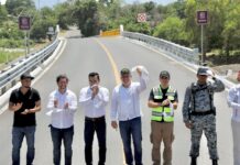 Terminan años de espera en Cruz de Campos de Aquila; ya cuentan con puente vehicular: Bedolla