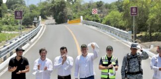 Terminan años de espera en Cruz de Campos de Aquila; ya cuentan con puente vehicular: Bedolla