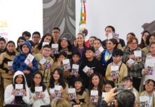 Sheinbaum plantea regular celulares en escuelas; 81% de docentes respalda limitar su uso