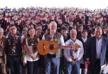Bedolla fortalece la educación con entrega de 10 mil guitarras de Paracho a secundarias