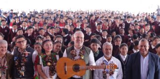 Bedolla fortalece la educación con entrega de 10 mil guitarras de Paracho a secundarias