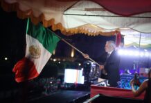 Entre familias y fervor patrio, Bedolla da el Grito de Independencia en el Centro Histórico