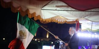 Entre familias y fervor patrio, Bedolla da el Grito de Independencia en el Centro Histórico